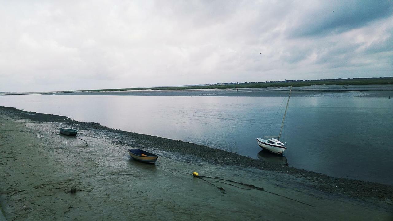 Odyssee Gite Sur Peniche サン・ヴァルリー・シュル・ソンム エクステリア 写真